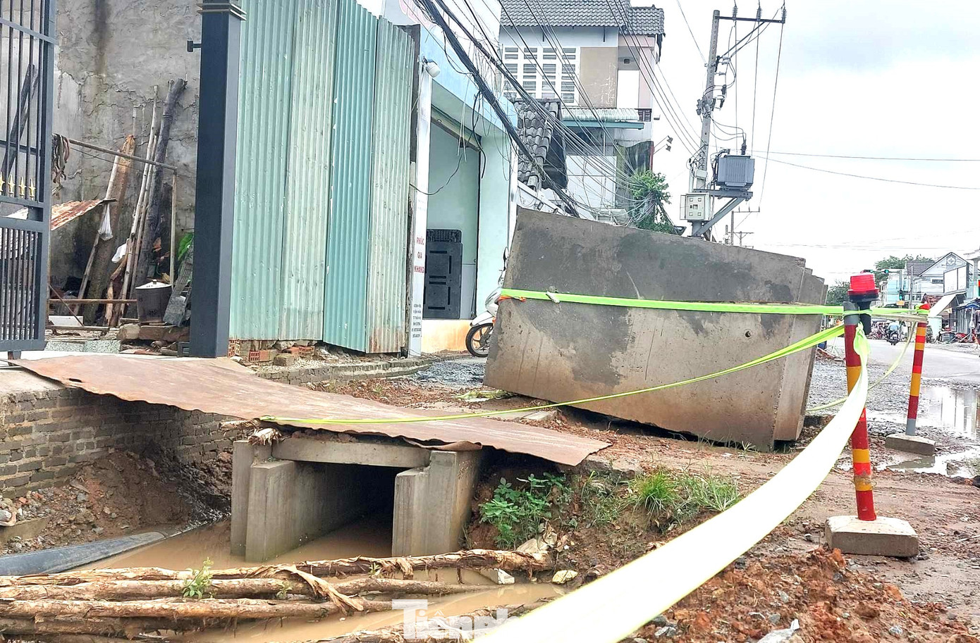 Đường thi công còn ngổn ngang, ảnh hưởng tới việc đi lại của người dân trong khu vực