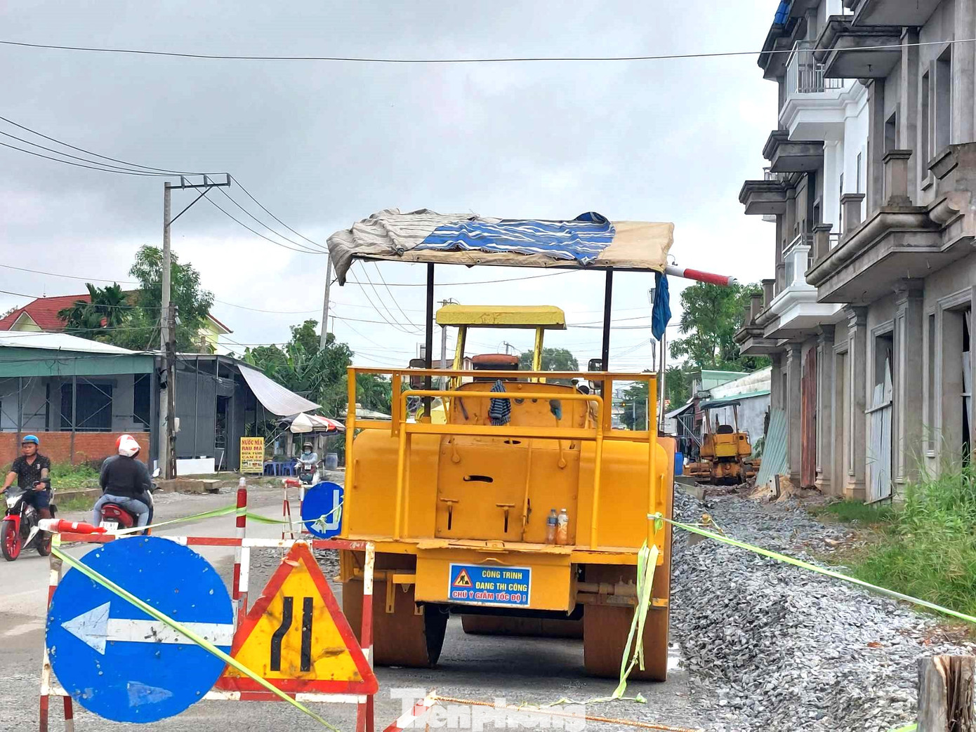 Một số đoạn chưa thi công trở thành điểm đậu xe lu