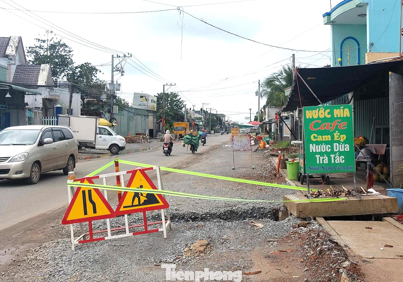 “Từ năm 2023 tới nay, tôi để ô tô nằm im trong sân, thỉnh thoảng cho xe nổ máy, phòng để lâu hư hỏng. Đường thi công quá lâu khiến đời sống của các gia đình hai bên đường bị ảnh hưởng, nhất là các cơ sở kinh doanh” – ông Tuấn, một hộ dân sống bên đường Nguyễn Chí Thanh (phường Bình Nhâm, TP. Thuận An) chia sẻ.