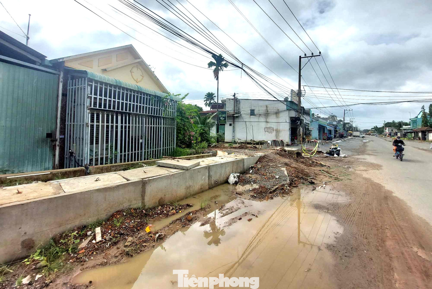 Theo phản ánh của người dân sinh sống hai bên tuyến đường Nguyễn Chí Thanh, công trình thi công dang dở, những ngày qua trời mưa nhiều, gây nguy hiểm cho người đi đường, nhất là ban đêm.