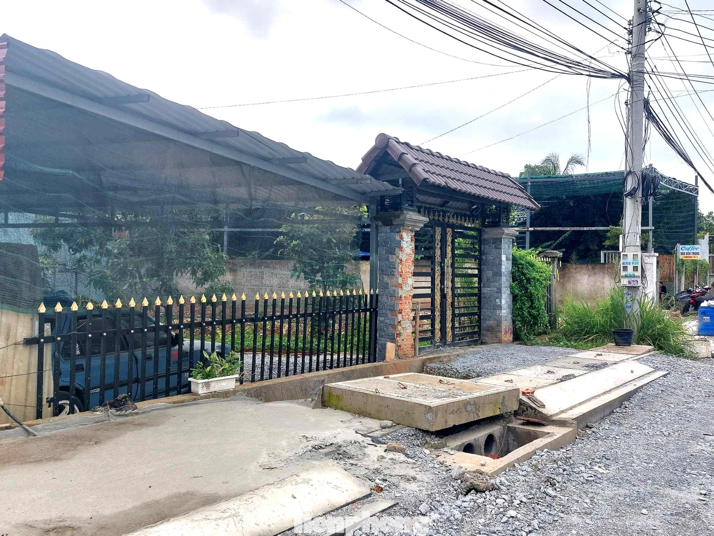 Một số gia đình có xe ô tô phải mang đi gửi suốt thời gian dài vì không thể chạy vào nhà, số hộ dân khác để xe trong sân, sử dụng phương tiện khác để đi lại.