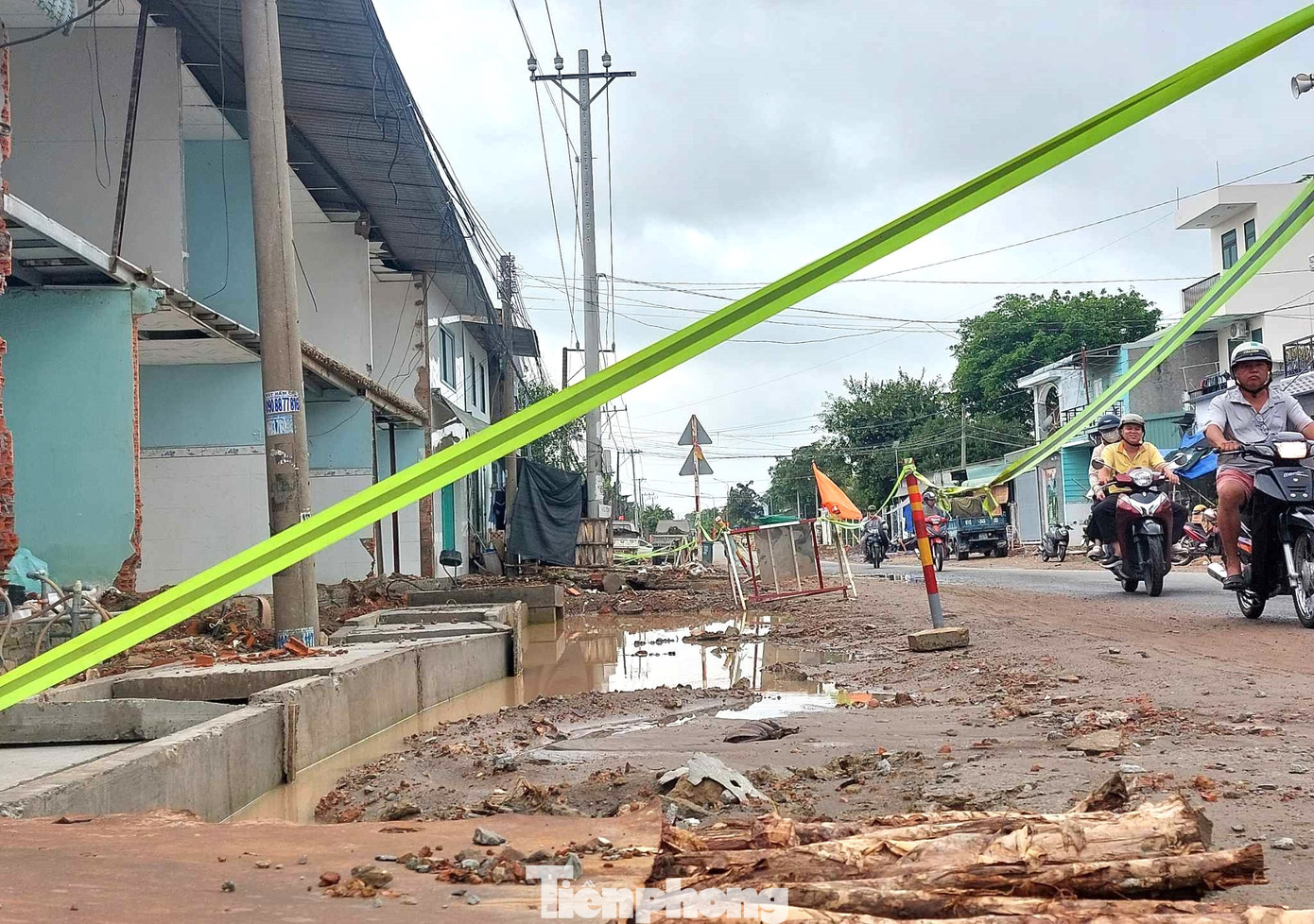 Đường thi công dang dở, ảnh hưởng đến đời sống người dân trong khu vực