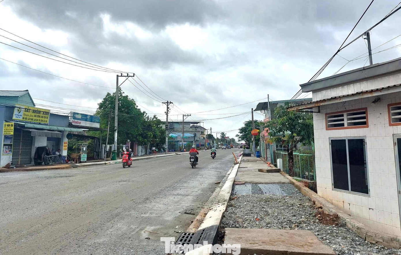 Tuyến đường được bồi đất nền cao, dẫn tới nhiều nhà dân thấp hơn mặt đường khoảng 0,5m. Do mặt đường cao, cùng với việc công trình còn ngổn ngang nên nhà dân hai bên đường gặp khó khăn trong việc đi lại.