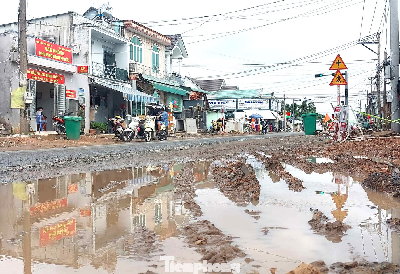 Những ngày qua trên địa bàn tỉnh Bình Dương trời mưa lớn, trong khi đường thi công dang dở, ảnh hưởng đến việc đi lại của người dân.