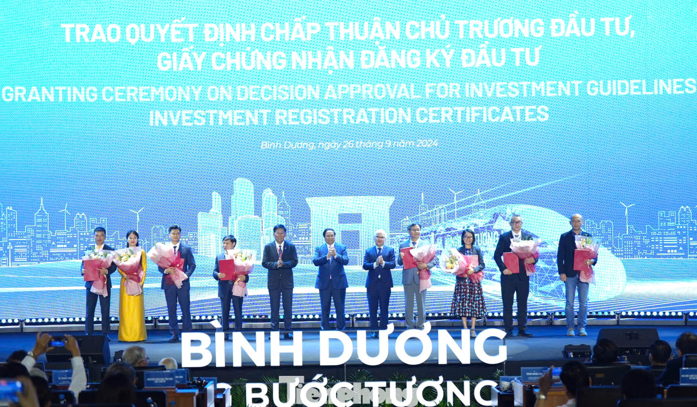 Thủ tướng Phạm Minh Chính và lãnh đạo tỉnh Bình Dương trao quyết định chấp thuận chủ trương đầu tư cho doanh nghiệp. Thủ tướng Phạm Minh Chính và lãnh đạo tỉnh Bình Dương trao quyết định chấp thuận chủ trương đầu tư cho doanh nghiệp.
