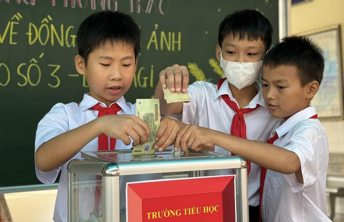 Các em học sinh đến trường ủng hộ đồng bào bị ảnh hưởng bởi bão số 3