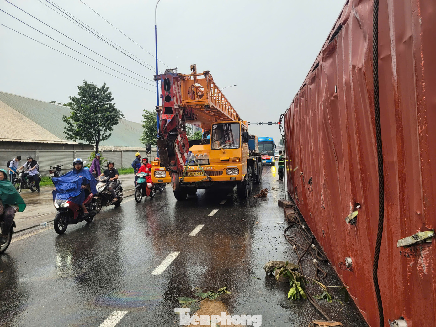 Không có lực lượng chức năng nên một người dân tình nguyện đến điều tiết giao thông Không có lực lượng chức năng nên một người dân tình nguyện đến điều tiết giao thông