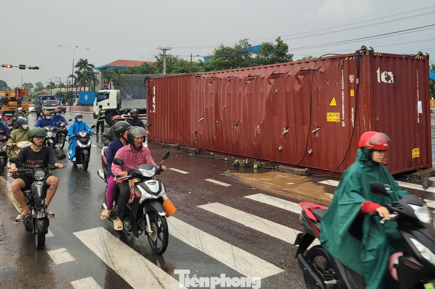 Thùng container nằm giữa đường cản trở giao thông Thùng container nằm giữa đường cản trở giao thông