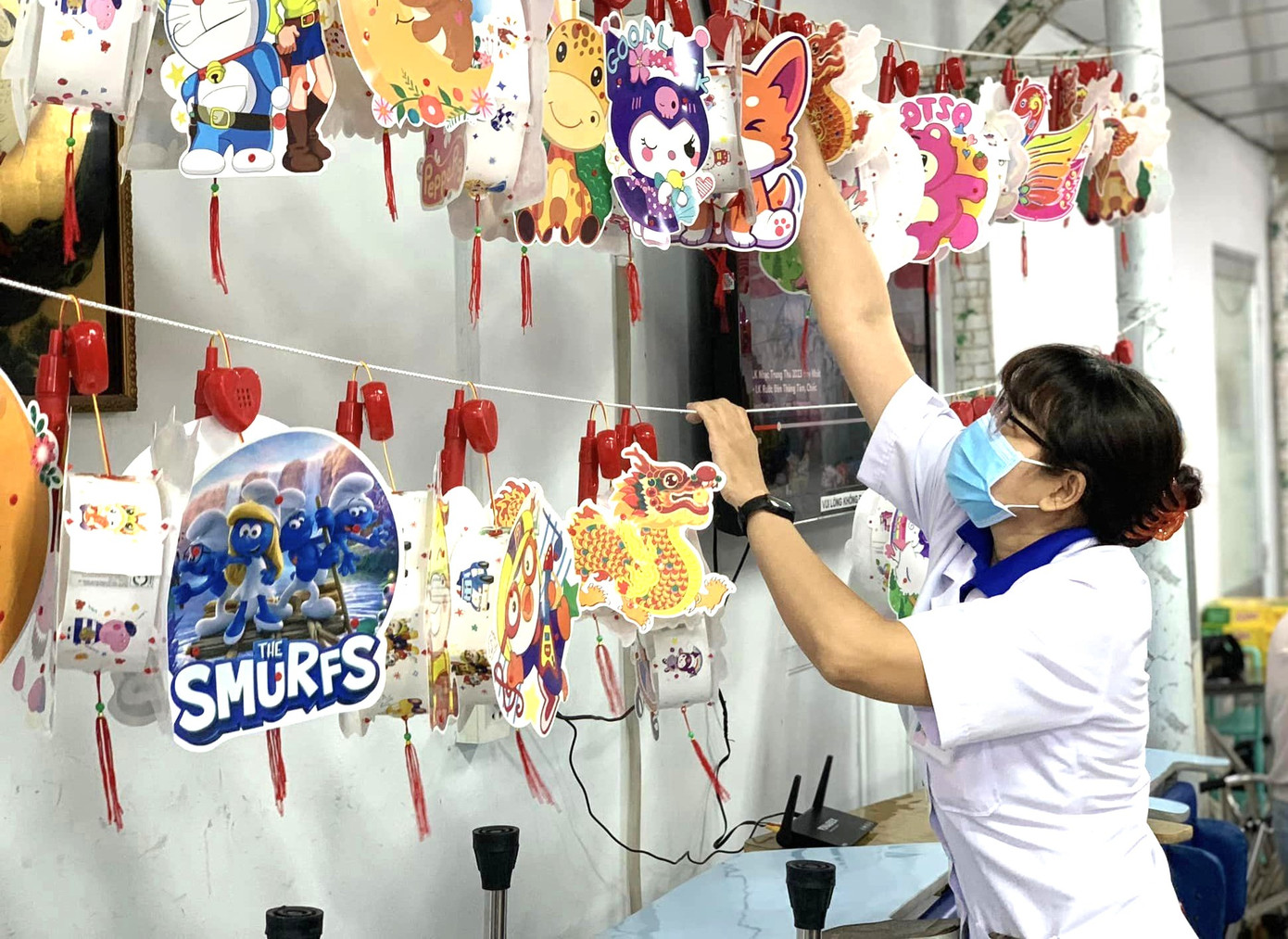 Đoàn viên, thanh niên trang trí lồng đèn, tổ chức trung thu cho thiếu nhi tại Bệnh viện Phục hồi chức năng tỉnh Bình Dương.