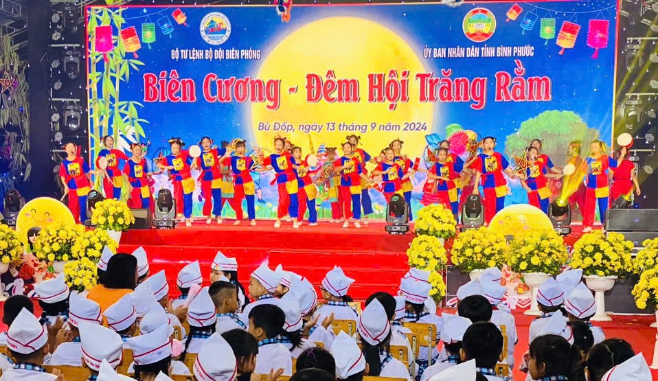 Chương trình "Biên cương - Đêm hội trăng rằm" Chương trình "Biên cương - Đêm hội trăng rằm"