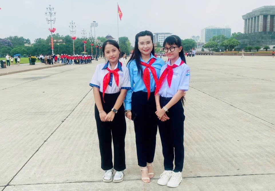 Phạm Võ Linh Đan (bìa phải) chụp ảnh lưu niệm với chị Nguyễn Phạm Duy Trang - Bí thư T.Ư Đoàn, Chủ tịch Hội đồng Đội T.Ư nhân dịp ra Hà Nội Phạm Võ Linh Đan (bìa phải) chụp ảnh lưu niệm với chị Nguyễn Phạm Duy Trang - Bí thư T.Ư Đoàn, Chủ tịch Hội đồng Đội T.Ư nhân dịp ra Hà Nội