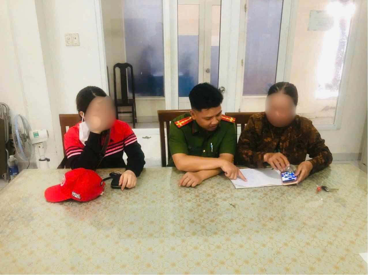 Công an phường Bình An giải thích cho bà C. về việc đối tượng lừa đảo