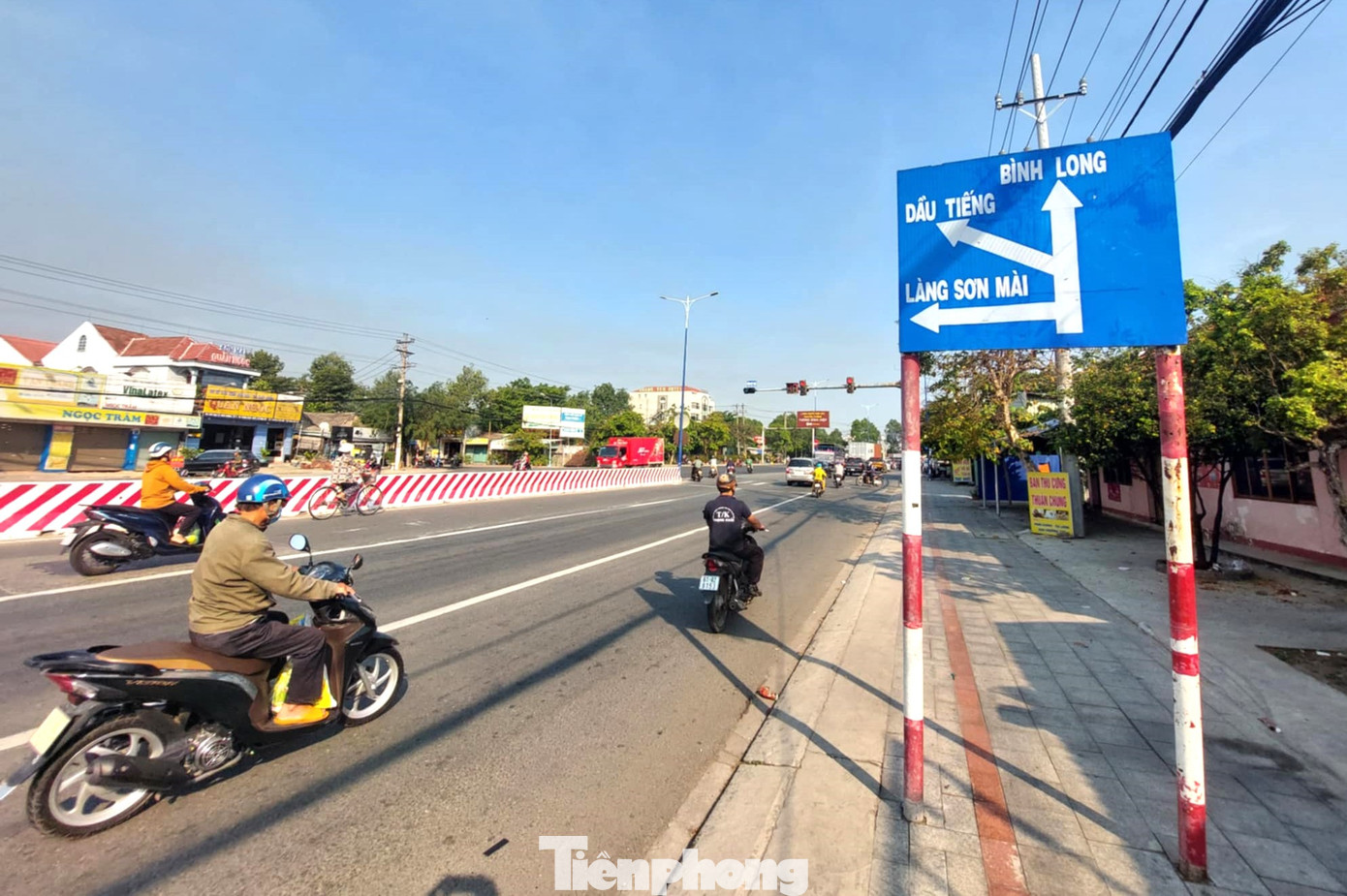 Bảng chỉ dẫn đường đến làng nghề sơn mài Tương Bình Hiệp từ Quốc lộ 13 rẽ trái vào theo hướng từ TPHCM đi Bình Phước. Bảng chỉ dẫn đường đến làng nghề sơn mài Tương Bình Hiệp từ Quốc lộ 13 rẽ trái vào theo hướng từ TPHCM đi Bình Phước.