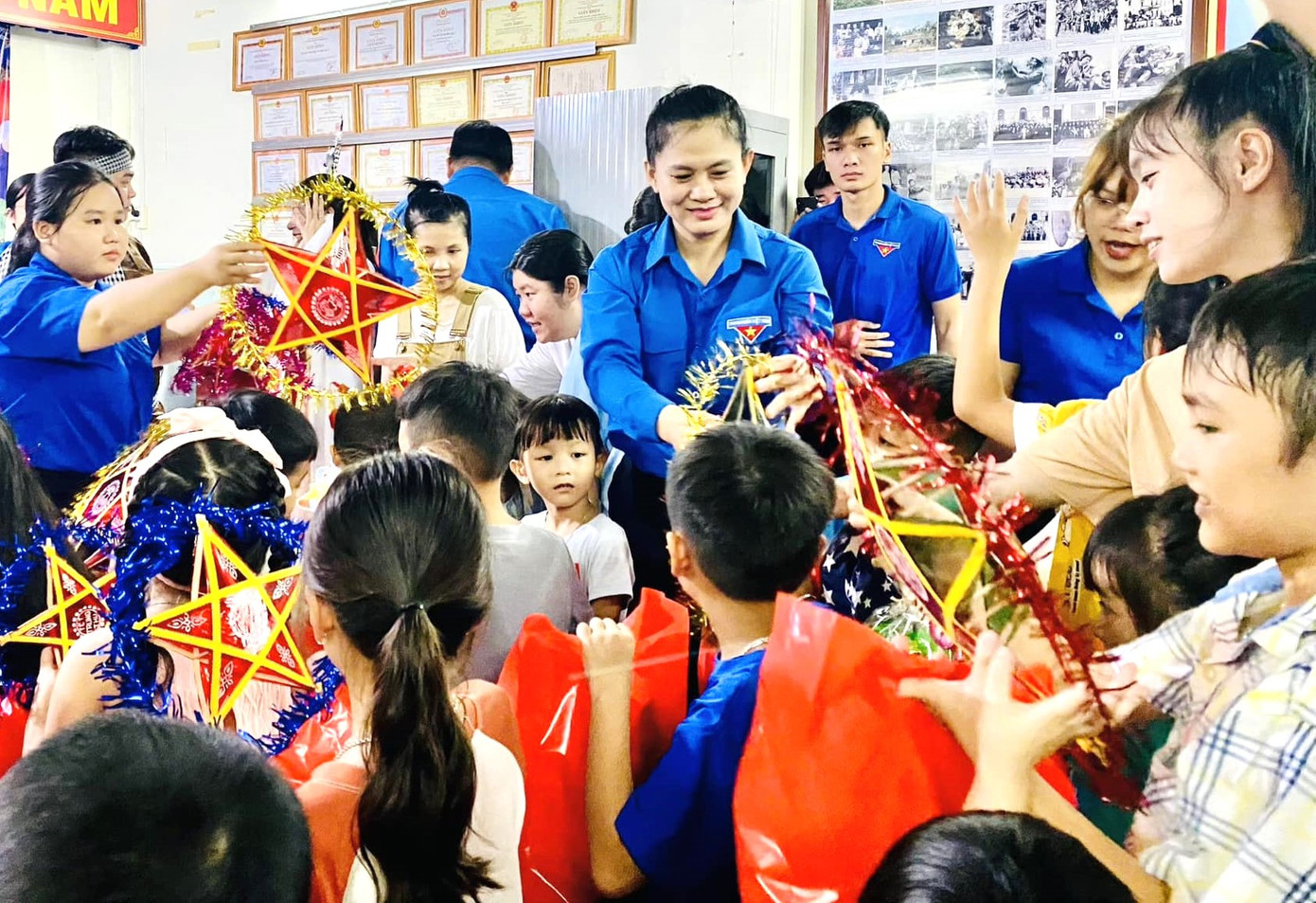 Bí thư Tỉnh Đoàn Bình Dương tặng quà Trung thu cho thiếu nhi tại Khu phố 7 (phường Định Hòa, TP. Thủ Dầu Một)