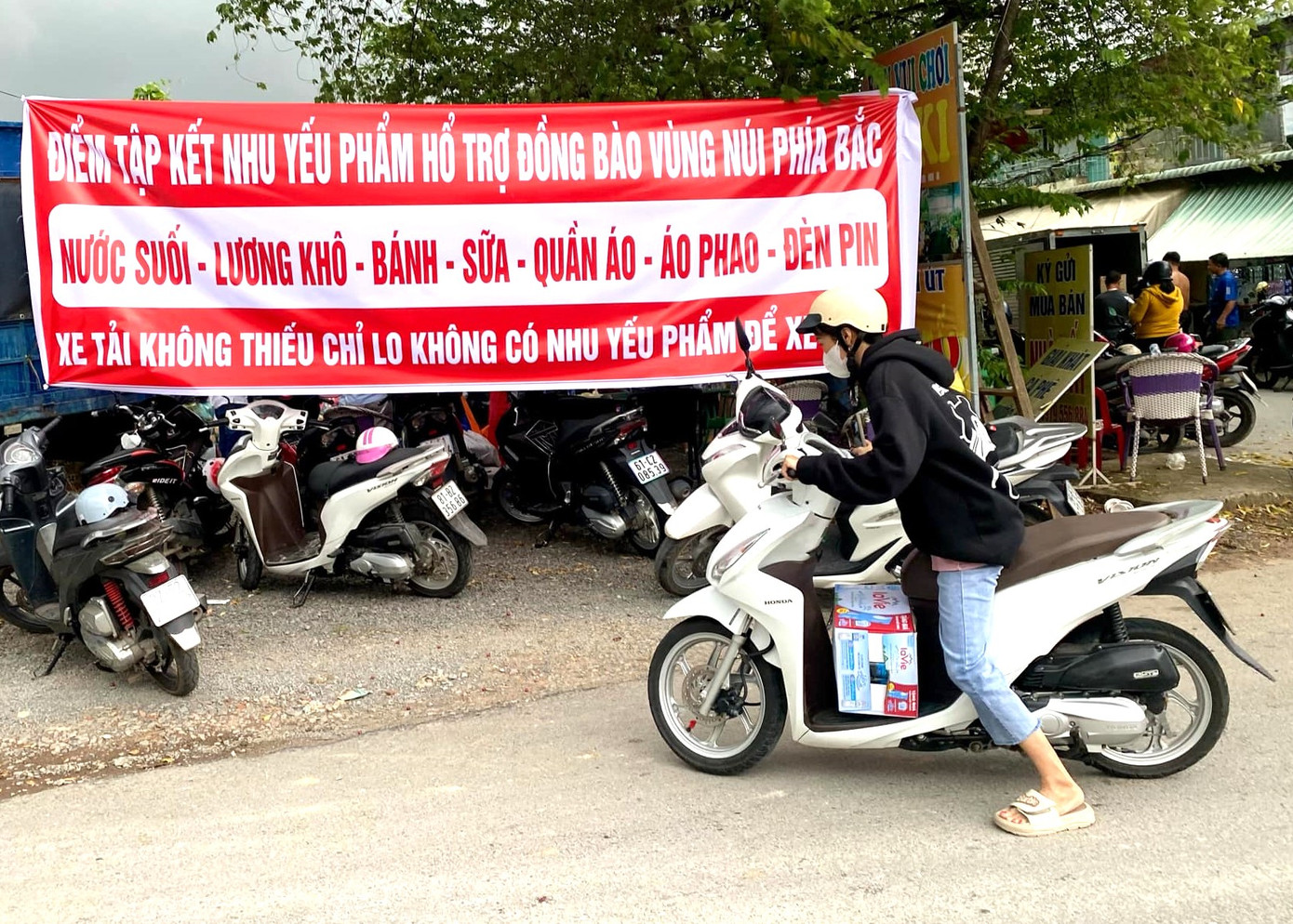 Người dân mang hàng hóa đến điểm tiếp nhận.