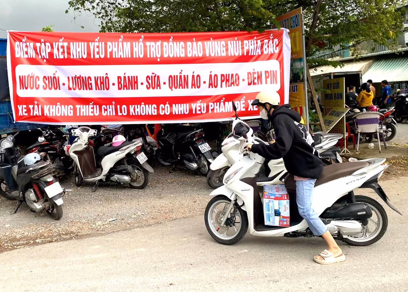 Người dân mang hàng hóa đến điểm tiếp nhận.