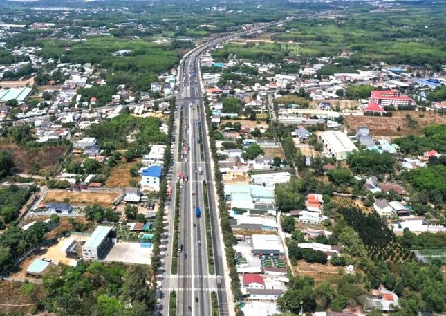 Tuyến đường Mỹ Phước Tân Vạn đoạn từ điểm cuối TP. Thủ Dầu Một đến huyện Bàu Bàng có 10 làn xe Tuyến đường Mỹ Phước Tân Vạn đoạn từ điểm cuối TP. Thủ Dầu Một đến huyện Bàu Bàng có 10 làn xe