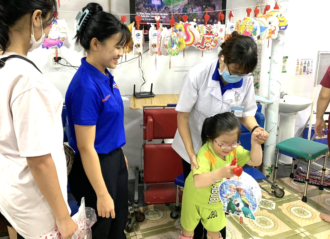 Thiếu nhi đang điều trị tại Bệnh viện Phục hồi chức năng tỉnh Bình Dương được tặng quà.