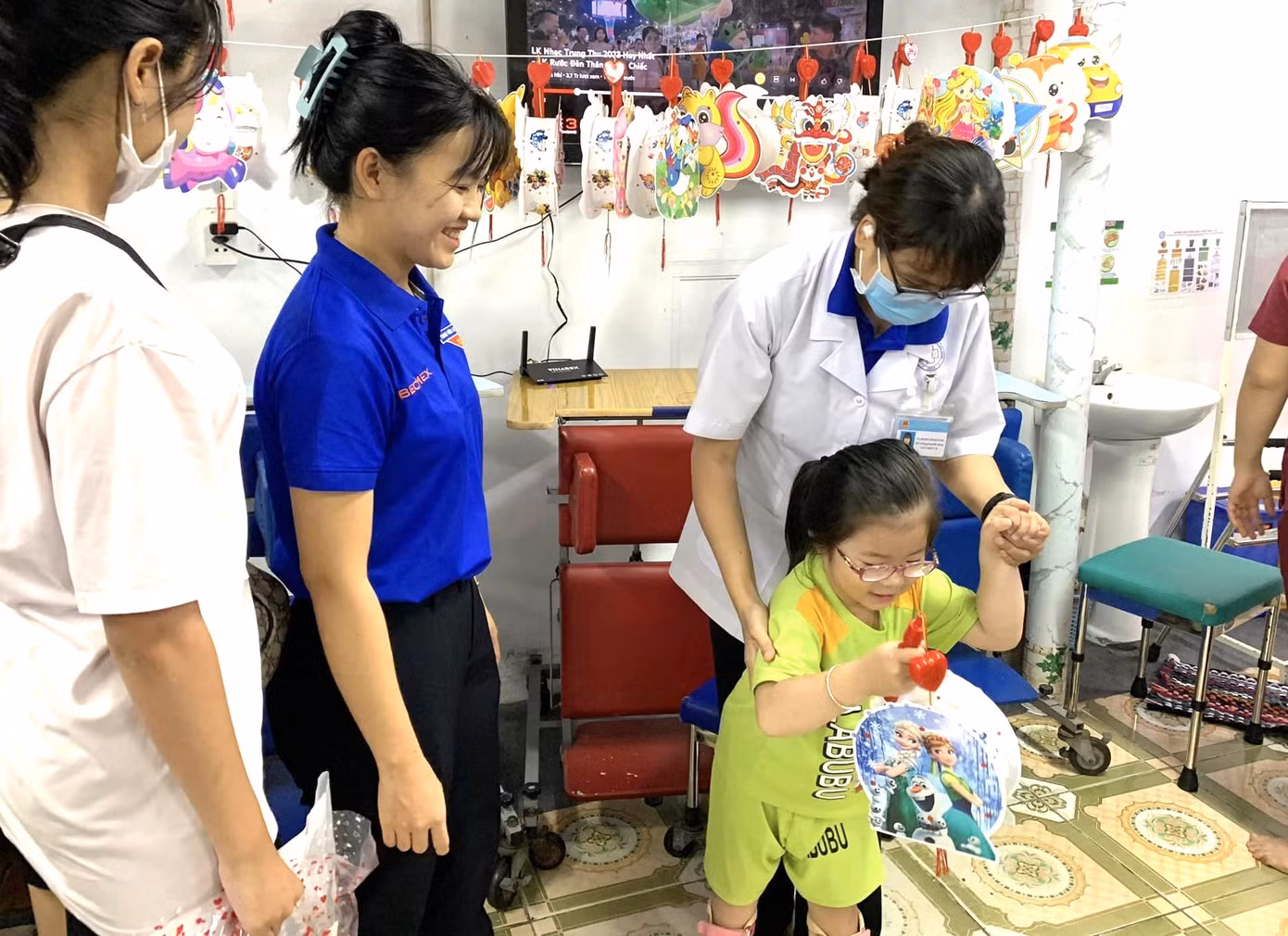 Thiếu nhi đang điều trị tại Bệnh viện Phục hồi chức năng tỉnh Bình Dương được tặng quà. Thiếu nhi đang điều trị tại Bệnh viện Phục hồi chức năng tỉnh Bình Dương được tặng quà.