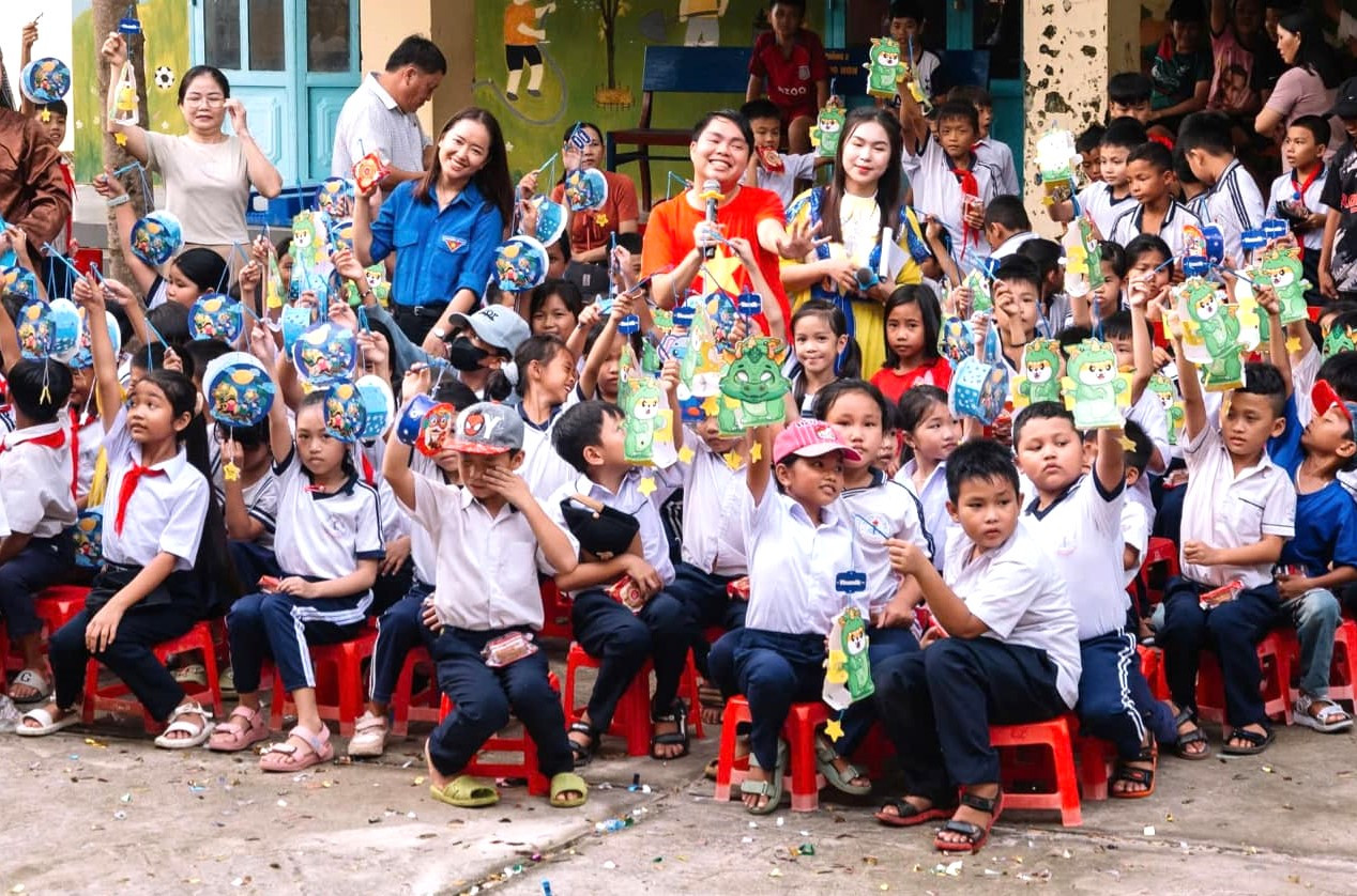 Các em thiếu nhi vùng đồng bào dân tộc thiểu số vui mừng khi được nhận quà từ các anh, chị đoàn viên, thanh niên.