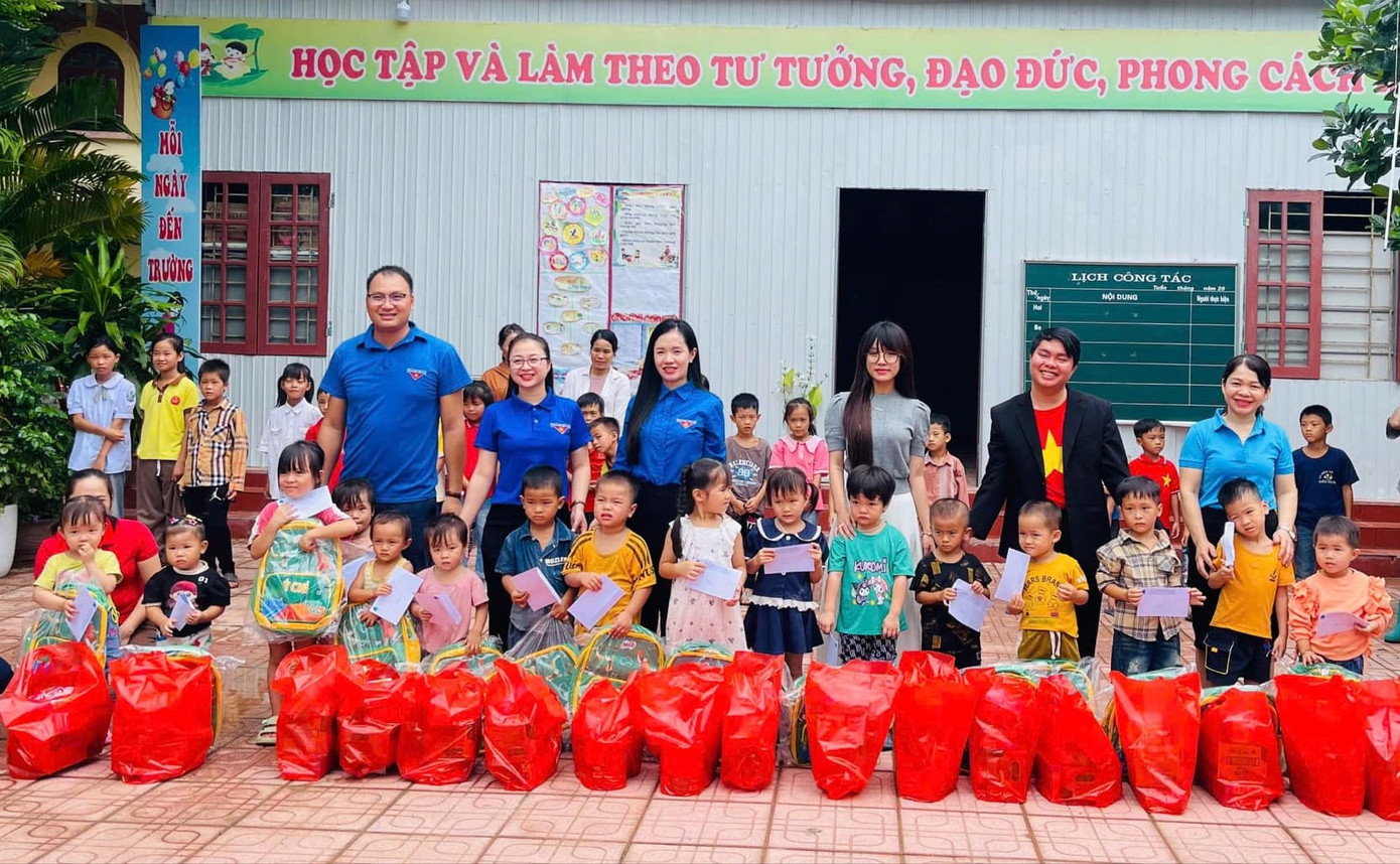 Đoàn viên, thanh niên tặng quà cho các em thiếu nhi Đoàn viên, thanh niên tặng quà cho các em thiếu nhi