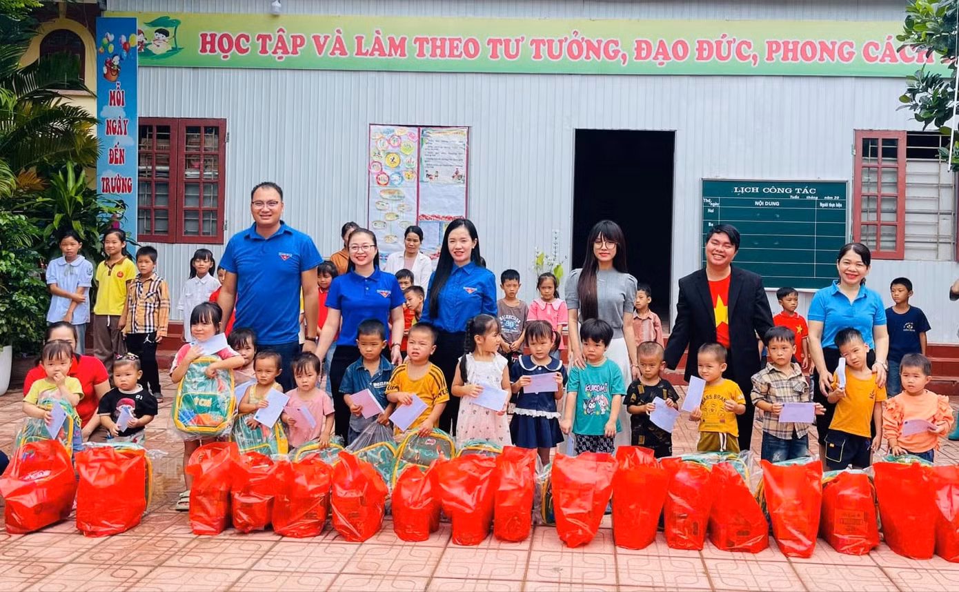 Đoàn viên, thanh niên tặng quà cho các em thiếu nhi