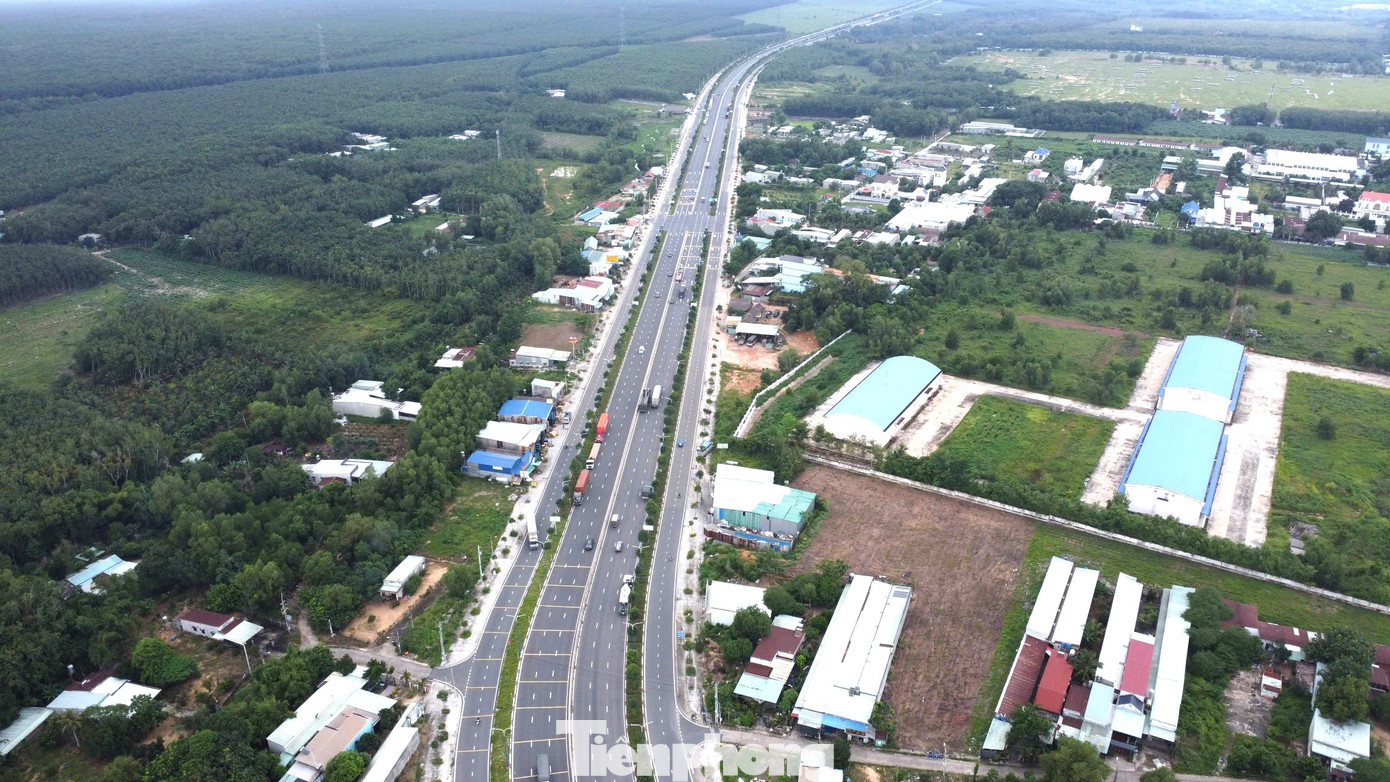 Theo đó, phạm vi nghiên cứu trực tiếp gồm toàn bộ ranh giới hành chính huyện Bàu Bàng với diện tích tự nhiên 34.002,11 ha, với 7 đơn vị hành chính gồm 6 xã (xã Cây Trường II, Hưng Hòa, Lai Hưng, Long Nguyên, Tân Hưng, Trừ Văn Thố) và thị trấn Lai Uyên. Phía Bắc giáp thị xã Chơn Thành (tỉnh Bình Phước); phía Nam giáp thành phố Bến Cát; phía Đông giáp huyện Phú Giáo; phía Tây giáp huyện Dầu Tiếng. Theo đó, phạm vi nghiên cứu trực tiếp gồm toàn bộ ranh giới hành chính huyện Bàu Bàng với diện tích tự nhiên 34.002,11 ha, với 7 đơn vị hành chính gồm 6 xã (xã Cây Trường II, Hưng Hòa, Lai Hưng, Long Nguyên, Tân Hưng, Trừ Văn Thố) và thị trấn Lai Uyên. Phía Bắc giáp thị xã Chơn Thành (tỉnh Bình Phước); phía Nam giáp thành phố Bến Cát; phía Đông giáp huyện Phú Giáo; phía Tây giáp huyện Dầu Tiếng.