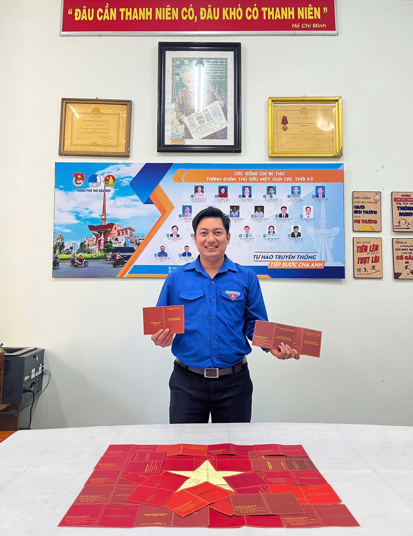 Bí thư Thành Đoàn Thủ Dầu Một Nguyễn Minh Tâm thực hiện ý tưởng bằng cách ghép hơn 40 giấy chứng nhận hiến máu thành lá cờ Tổ quốc.