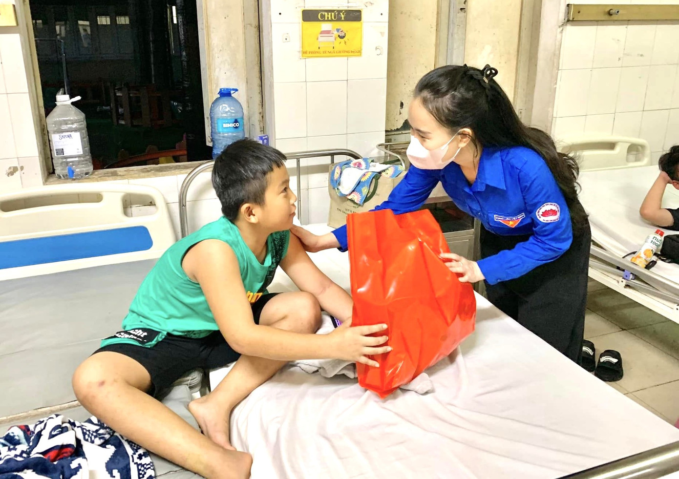 Thiếu nhi đang điều trị tại Bệnh viện Đa khoa tỉnh Bình Dương nhận quà trung thu