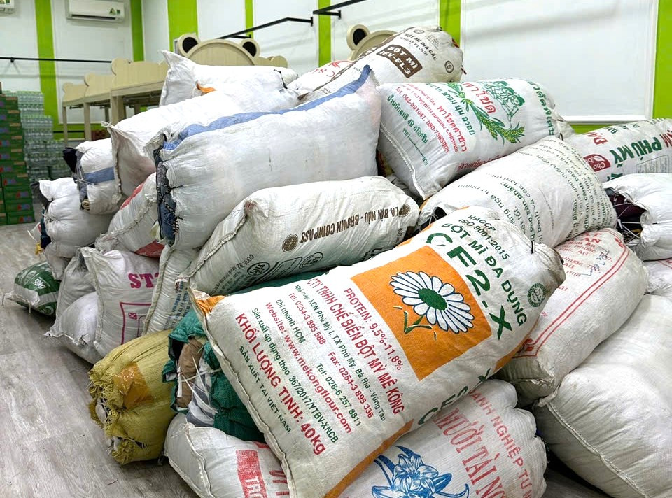 Hàng hóa được đóng gói với đầy đủ loại.