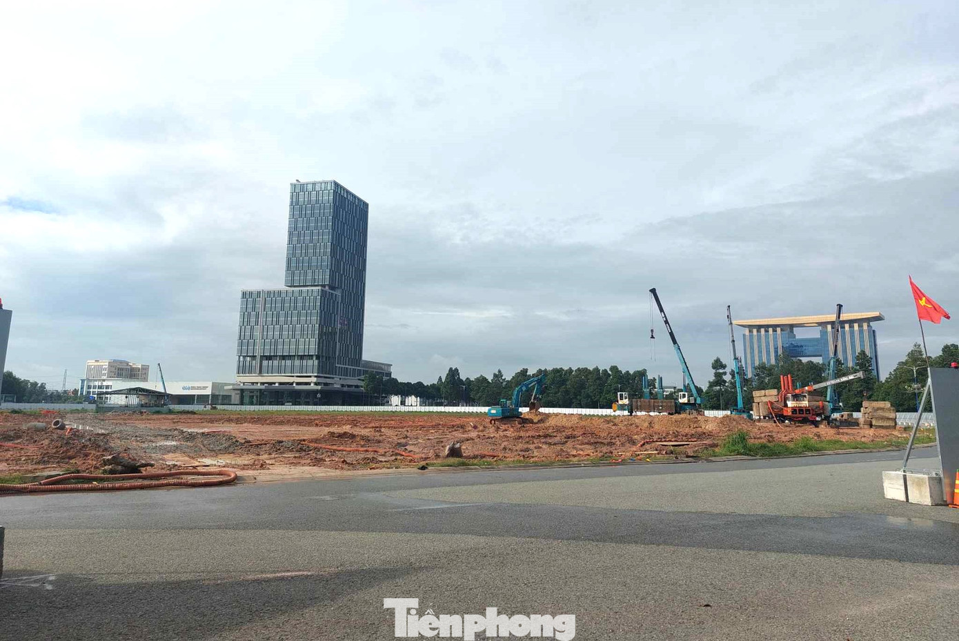 Ngày 21/9, ghi nhận của phóng viên báo Tiền Phong, tại khu vực vòng xoay A1 cơ quan chức năng đang thi công các cọc khoan nhồi, cọc thử. Tại các vị trí này, đơn vị thi công bố trí hệ thống báo hiệu công trình đang thi công như biển cảnh báo; biển chỉ dẫn; rào chắn; đèn chớp cảnh báo.