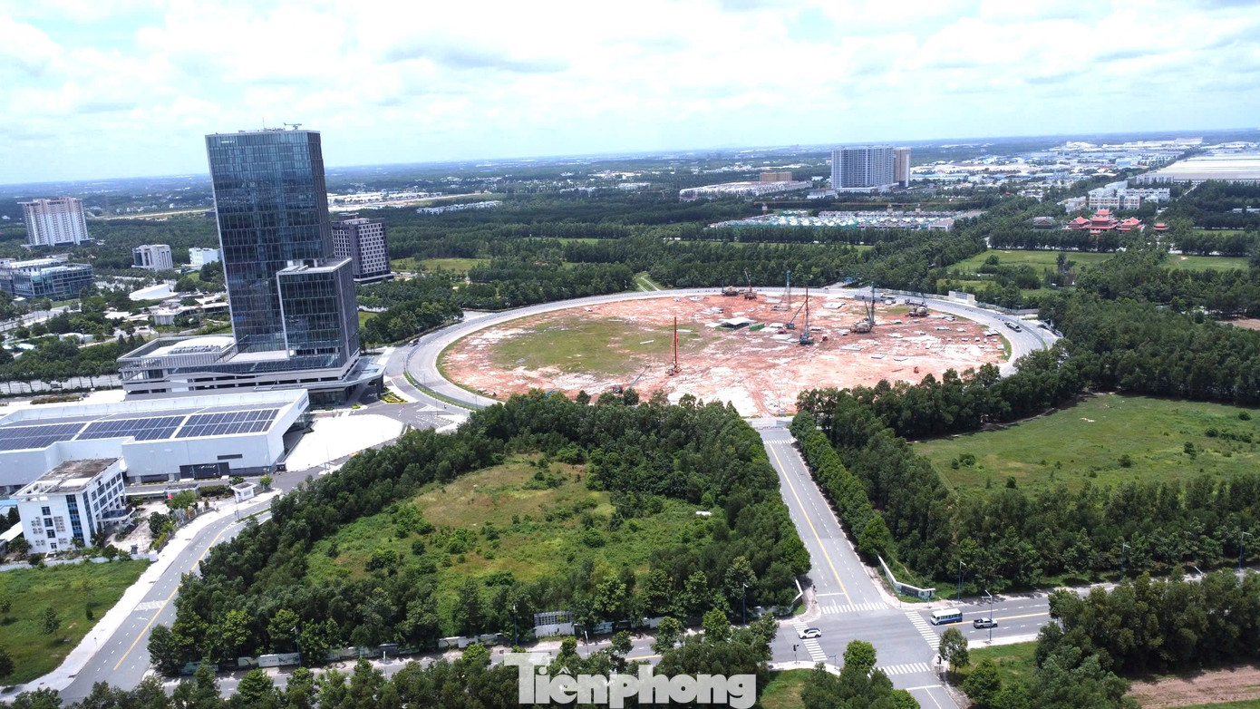 Theo UBND tỉnh Bình Dương, không chỉ có nhà ga, tổ hợp vòng xoay A1 còn bao gồm các công trình như quảng trường có sức chứa từ 4.000-10.000 người, nhà thi đấu đa năng có sức chứa 4.000 người và trung tâm thương mại. Tổ hợp này hứa hẹn sẽ trở thành một khu phức hợp hiện đại, đáp ứng nhu cầu của người dân.