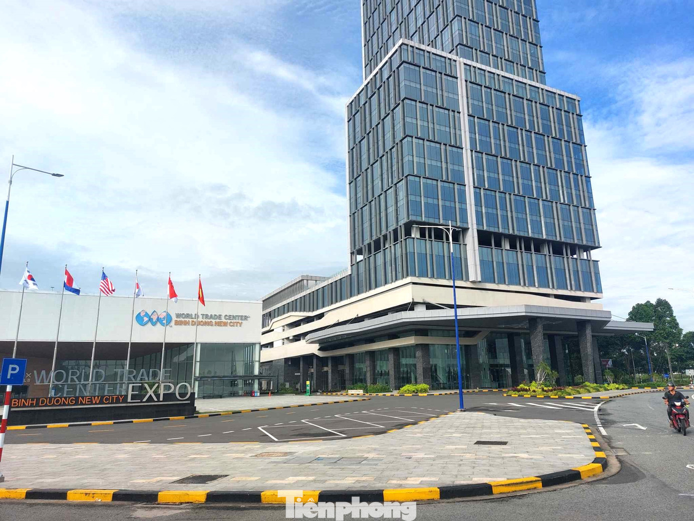 Tại vị trí vòng xoay A1, Bình Dương đã đầu tư xây dựng Trung tâm Triển lãm Quốc Tế (WTC EXPO).