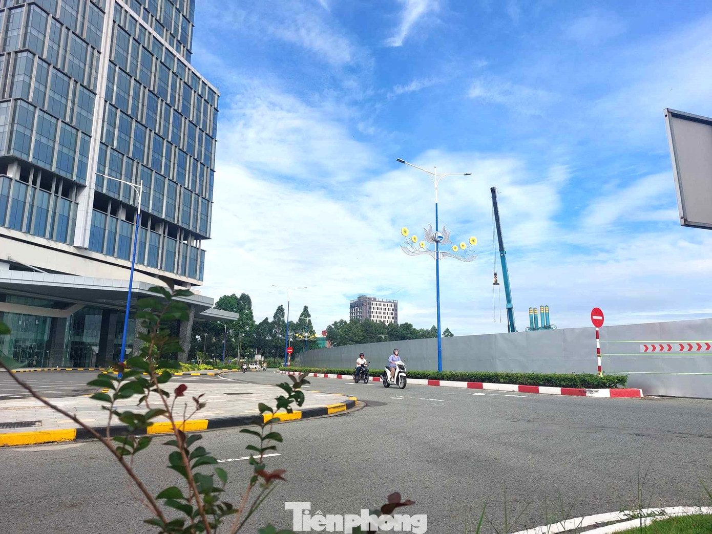 Đặc biệt, khu vực này được xây dựng nhà ga metro, một phần của tổ hợp vòng xoay A1, kết nối tuyến metro từ TPHCM về Bình Dương. Nhà ga metro có diện tích 5.800m2 nằm dưới Trung tâm thương mại dịch vụ vòng xoay A1, cạnh Trung tâm hành chính Bình Dương.