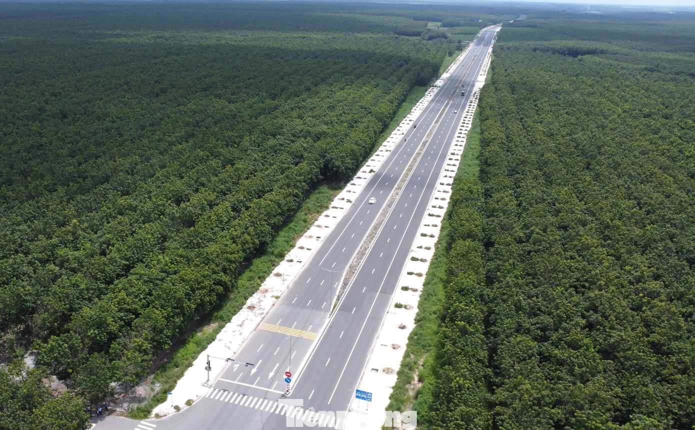 Tuyến đường băng qua rừng cao su bạt ngàn.