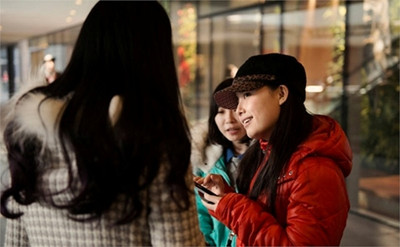 Mai mối là chuyện có từ xưa và ngày nay một số người giàu có muốn tìm vợ hoặc chồng cũng cậy nhờ dịch vụ này. Tại Trung Quốc, có những công ty chuyên tìm bạn đời cho quý ông, quý bà giàu có