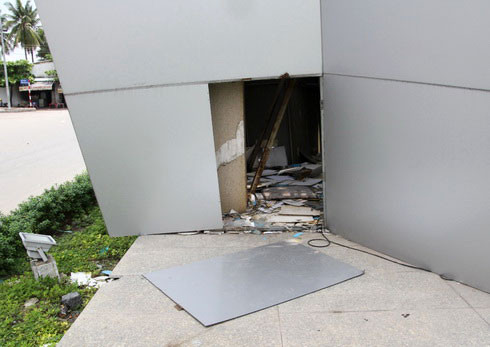 Một tấm thép của công trình hàng chục tỷ đồng bị bung ra