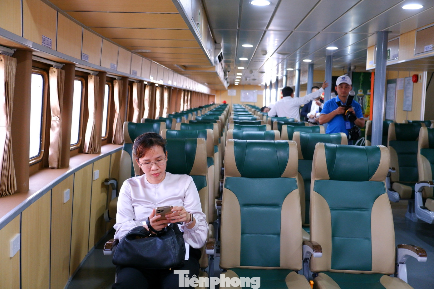 Tàu có sức chứa lên tới 1.017 hành khách. Hình ảnh: Một số khoang ghế trên tàu.