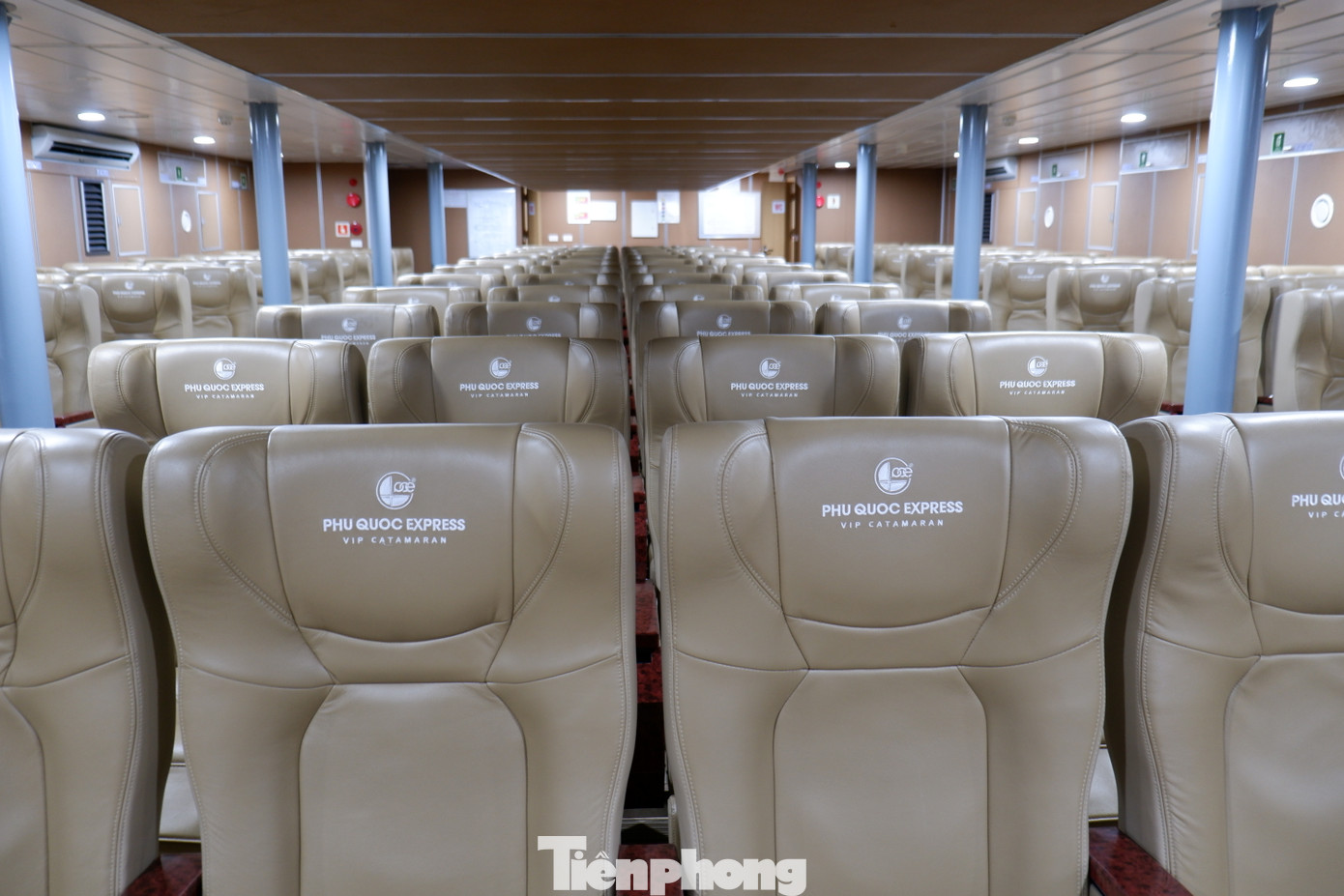 Tàu có sức chứa lên tới 1.017 hành khách. Hình ảnh: Một số khoang ghế trên tàu.