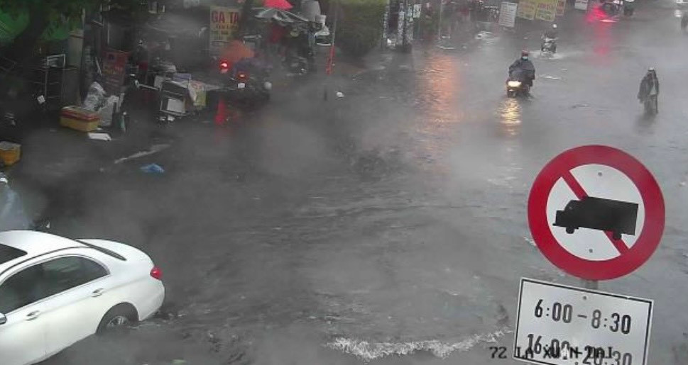 Khu vực đường Lã Xuân Oai cũng xảy ra tình trạng ngập úng cục bộ.