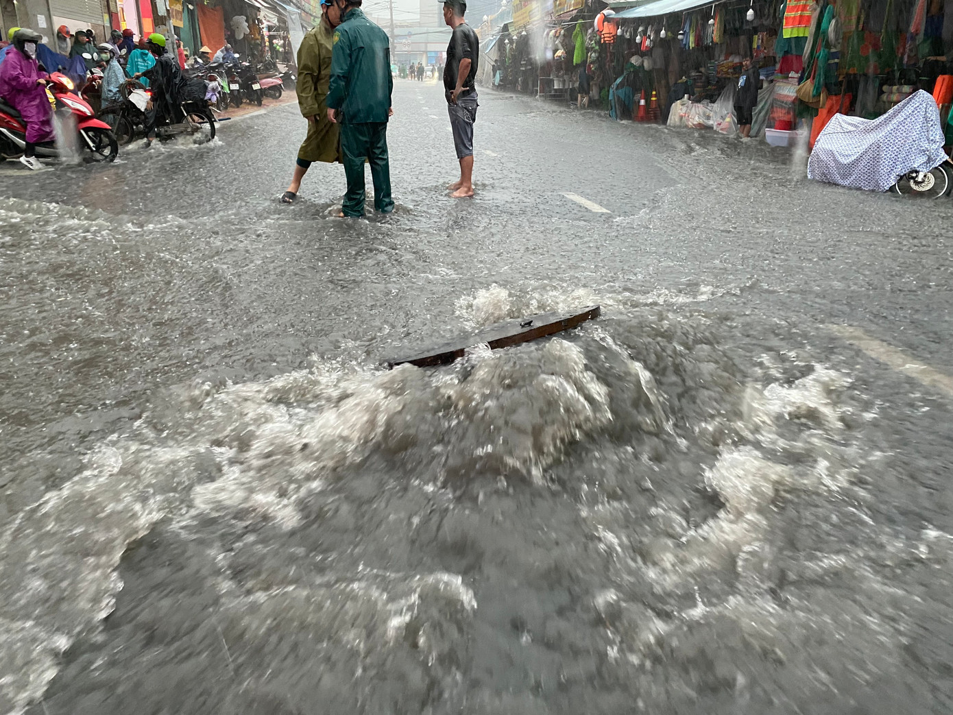 Áp lực nước từ hệ thống cống thoát nước khiến một số nắp cống bị bung nắp. Ảnh: CTV Áp lực nước từ hệ thống cống thoát nước khiến một số nắp cống bị bung nắp. Ảnh: CTV