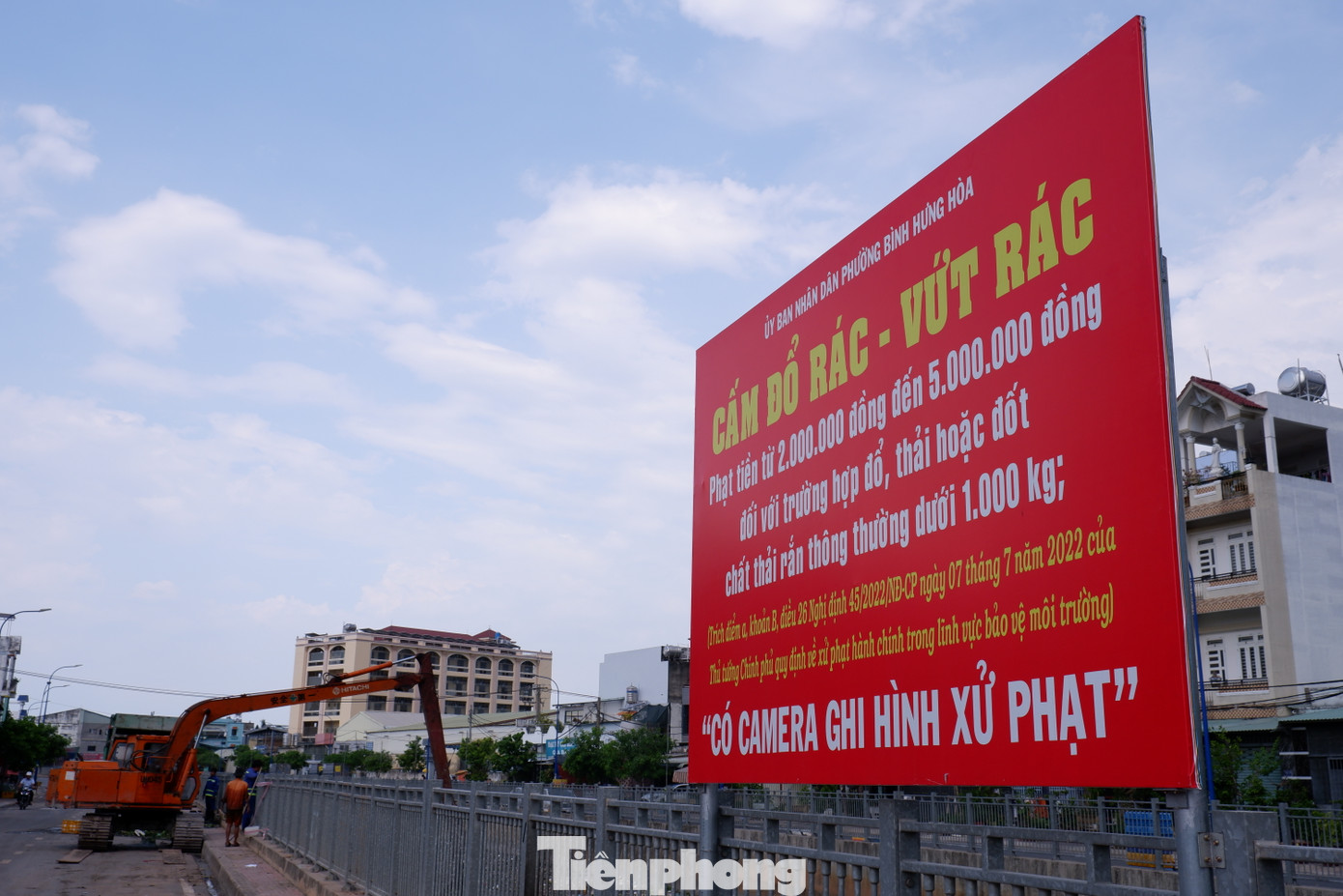 Đại diện UBND phường Bình Hưng Hòa cho biết, thời gian qua, địa phương đã triển khai nhiều giải pháp để "cứu" kênh Nước Đen như đặt biển báo cấm đổ rác - vứt rác, lắp camera giám sát, tuyên truyền nâng cao ý thức cho người dân không xả rác xuống kênh, bảo vệ môi trường sống, mỹ quan đô thị. Đại diện UBND phường Bình Hưng Hòa cho biết, thời gian qua, địa phương đã triển khai nhiều giải pháp để "cứu" kênh Nước Đen như đặt biển báo cấm đổ rác - vứt rác, lắp camera giám sát, tuyên truyền nâng cao ý thức cho người dân không xả rác xuống kênh, bảo vệ môi trường sống, mỹ quan đô thị.