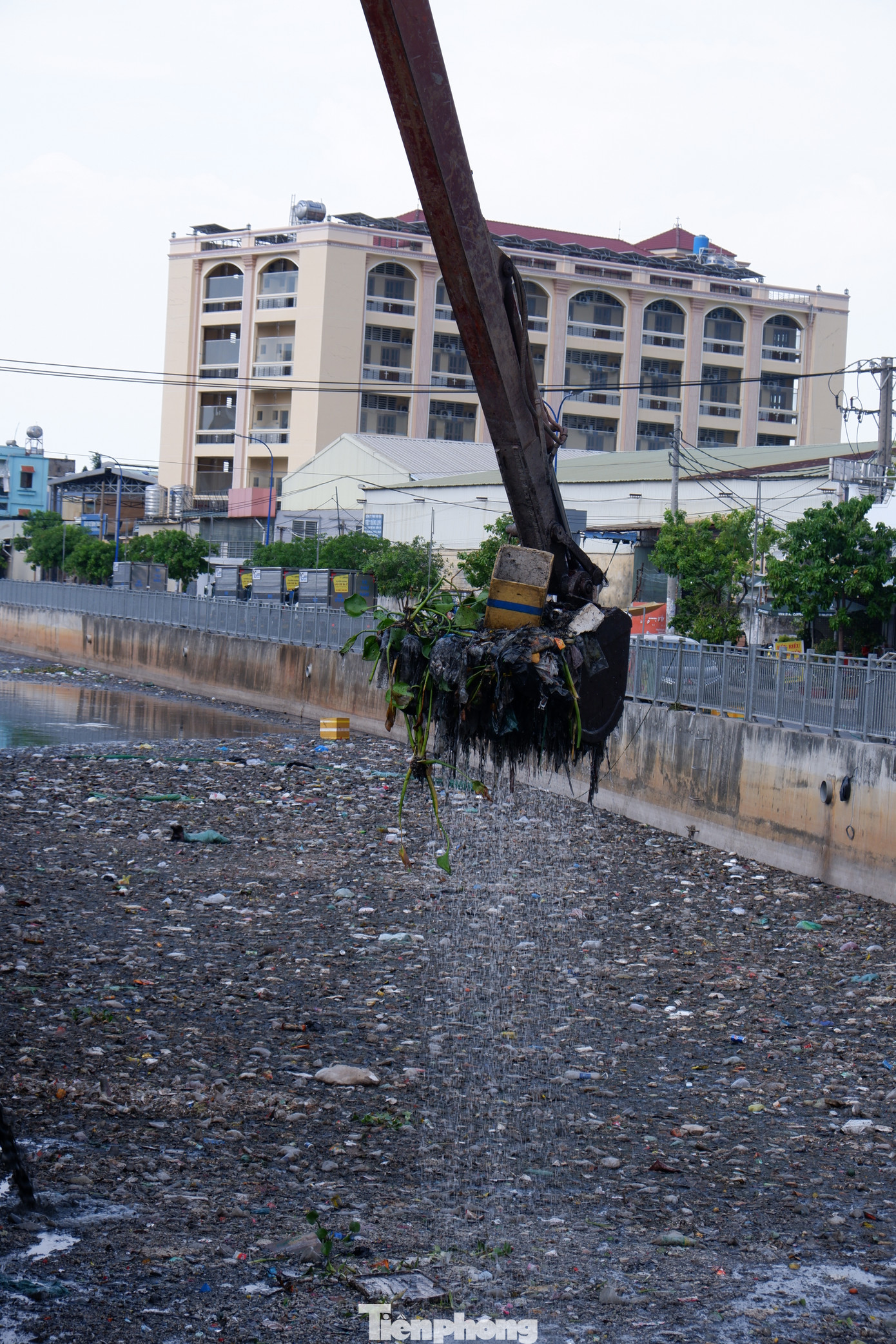 Một công nhân tham gia dọn rác tại khu vực kênh cho biết, sau hơn 2 ngày thu gom, đơn vị đã vớt được hàng chục tấn rác thải các loại. Ước chừng trong khoảng ngày mốt (17/5), đơn vị sẽ hoàn thành việc vớt rác cùng với cây lục bình ở khu vực kênh Nước Đen. Một công nhân tham gia dọn rác tại khu vực kênh cho biết, sau hơn 2 ngày thu gom, đơn vị đã vớt được hàng chục tấn rác thải các loại. Ước chừng trong khoảng ngày mốt (17/5), đơn vị sẽ hoàn thành việc vớt rác cùng với cây lục bình ở khu vực kênh Nước Đen.