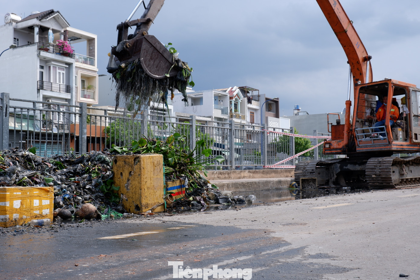 Rác thải được tập kết lên bờ. Rác thải được tập kết lên bờ.