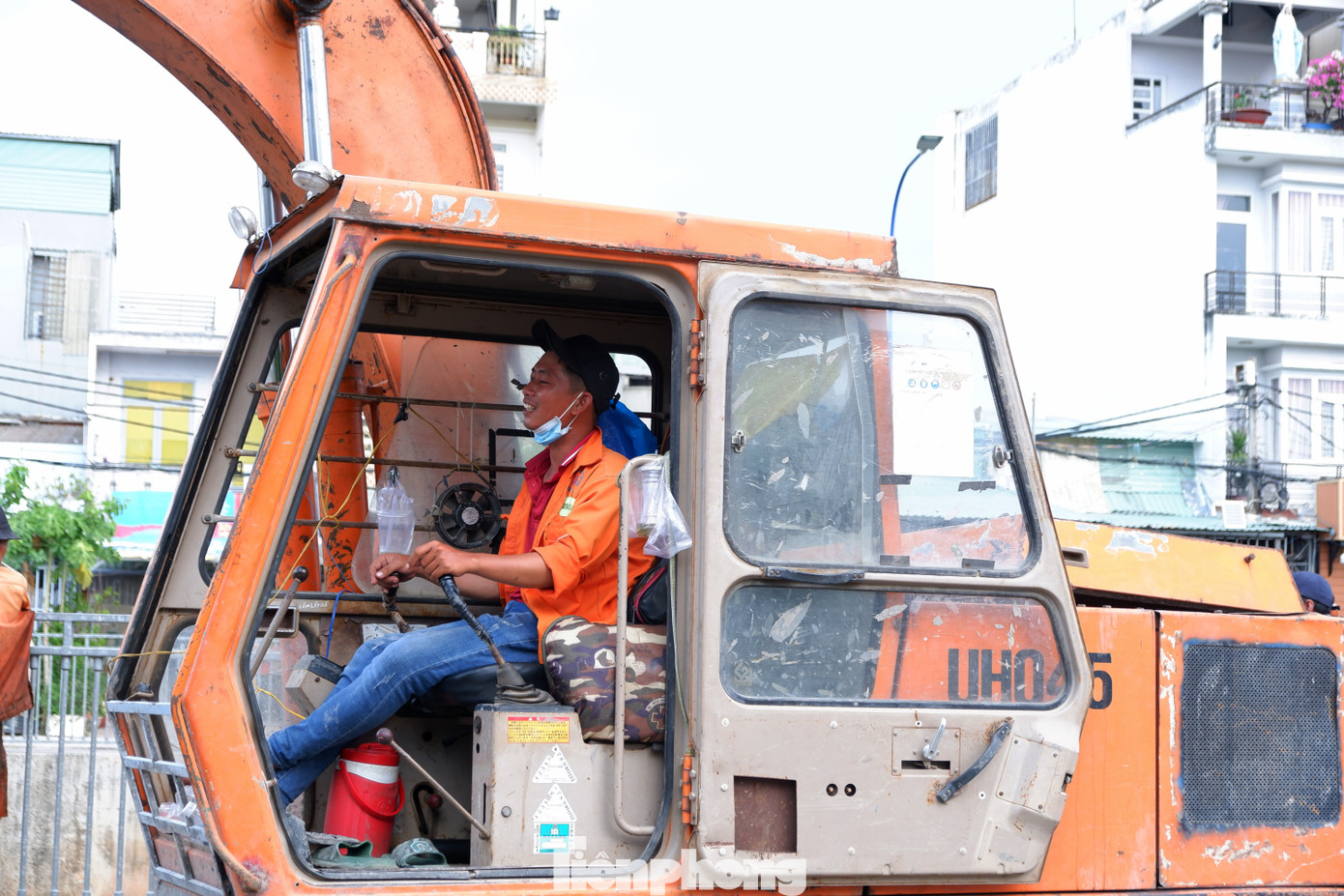 Theo đại diện UBND phường Bình Hưng Hòa (quận Bình Tân), việc vớt rác được thực hiện từ chiều 13/5. Theo đại diện UBND phường Bình Hưng Hòa (quận Bình Tân), việc vớt rác được thực hiện từ chiều 13/5.