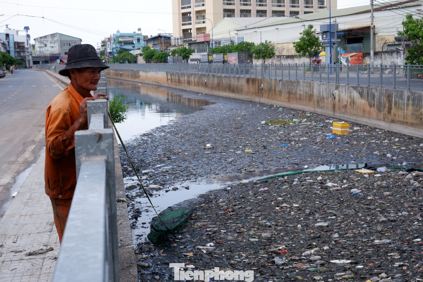 Rác thải được thu gom lại theo từng khu vực. Rác thải được thu gom lại theo từng khu vực.