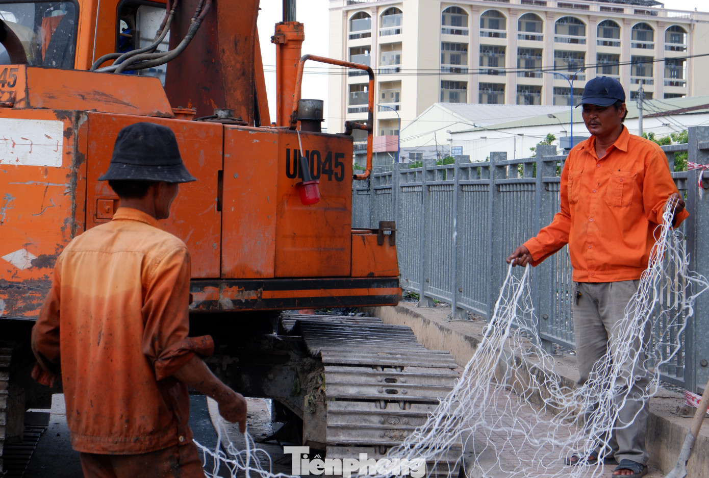 Các công nhân vệ sinh sẽ căng lưới gom rác theo từng khu vực và dùng máy múc để vớt rác. Các công nhân vệ sinh sẽ căng lưới gom rác theo từng khu vực và dùng máy múc để vớt rác.