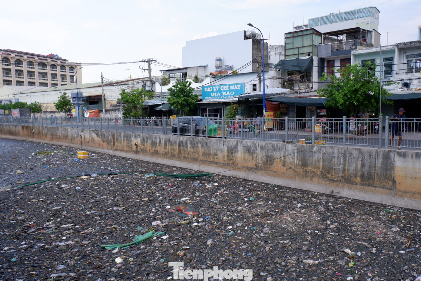 Rác thải được thu gom lại theo từng khu vực. Rác thải được thu gom lại theo từng khu vực.