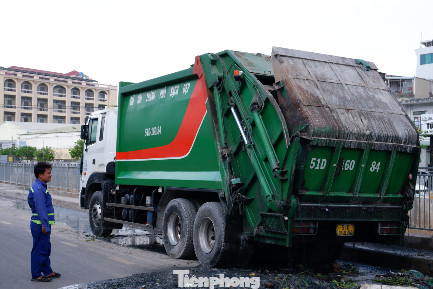Sau đó, rác sẽ được thu gom và đưa đi xử lý. Sau đó, rác sẽ được thu gom và đưa đi xử lý.