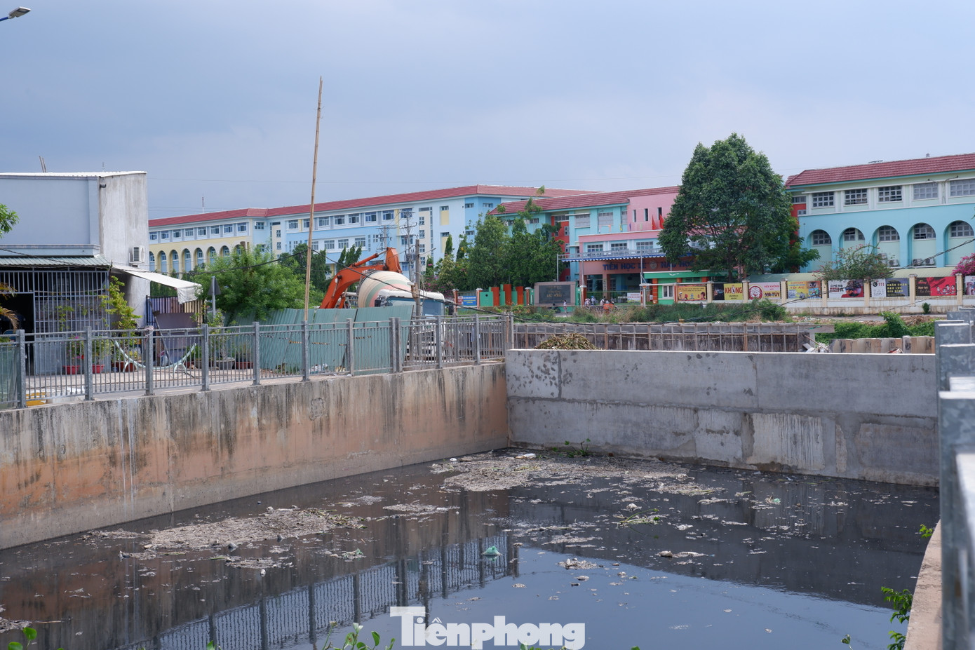 Cấp tập 'giải cứu' kênh Nước Đen ngập rác ở TPHCM ảnh 3